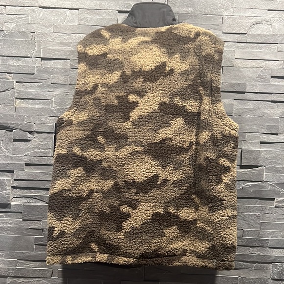 Champion Reversible Vest w/Military Print Fleece Upper and Black Nylon Internal - Picture 10 of 15